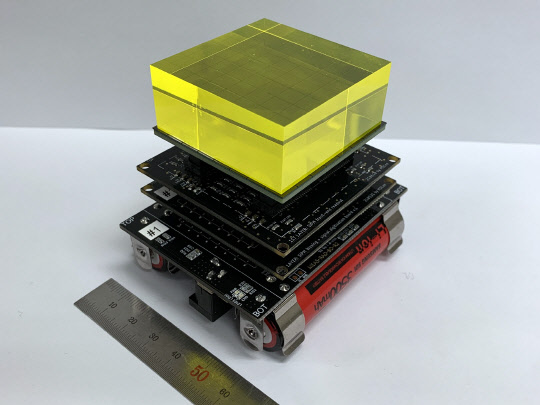 원자력연이 개발한 '해상 이동형 방사선 센서'로 기존 센서에 비해 무게와 부피를 크게 줄여 이동성이 뛰어나다.  원자력연 제공